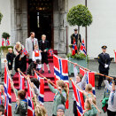Kronprinsfamilien hilser barnetoget i Asker utenfor Skaugum (Foto: Fredrik Varfjell / NTB scanpix)
